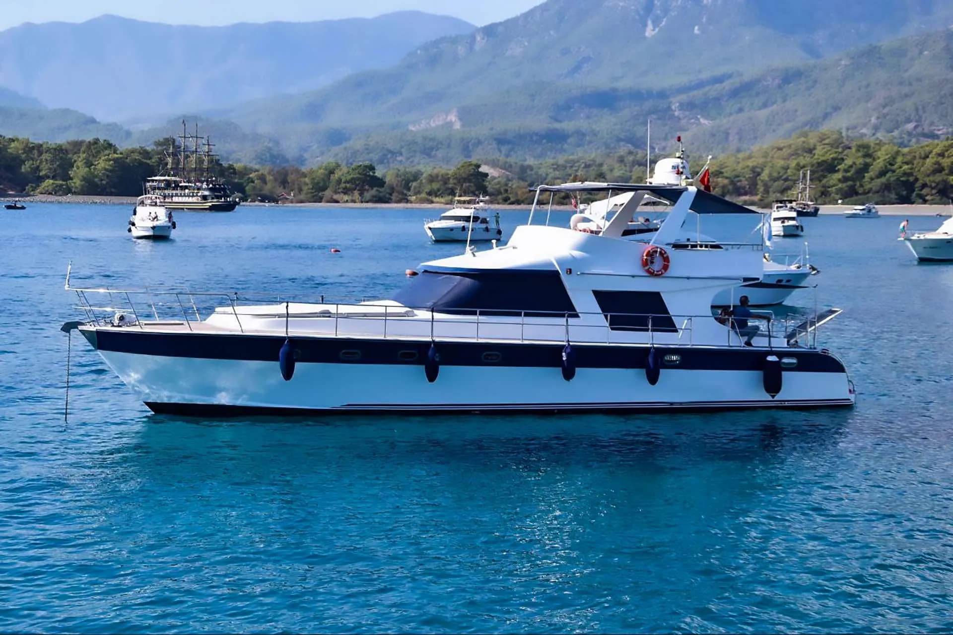 Private Yacht Tour with Lunch